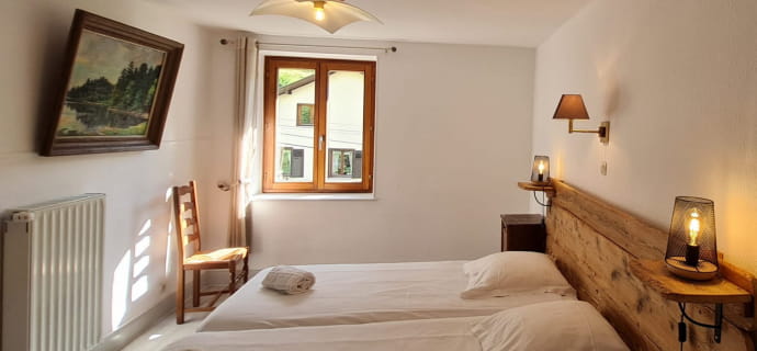 Een mooie slaapkamer met 2 comfortabele bedden 90*200