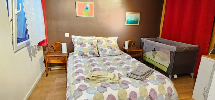 Grote slaapkamer met tweepersoonsbed (kinderbedje beschikbaar op aanvraag).