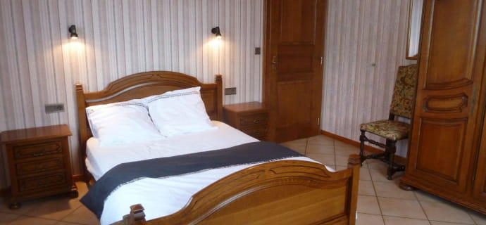 Schlafzimmer 1: Doppelbett 140 x 190 cm