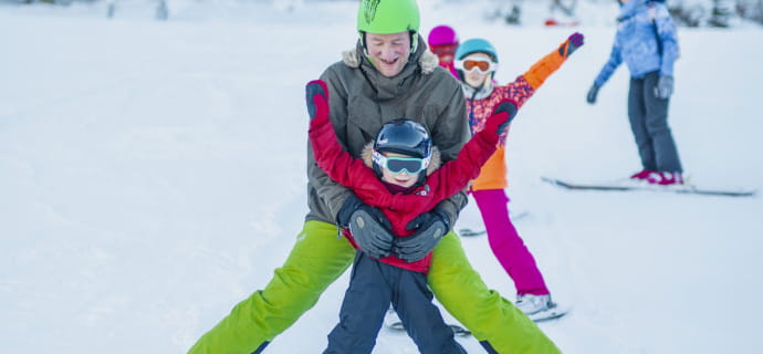 Famille en ski sur l'espace débutant - piste Ecole - accessible en tapis roulants