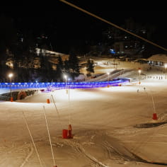 La station de nuit et les tapis roulants de l'espace débutant - Ski nocturne