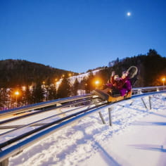 luge sur rails en hiver avec enfant