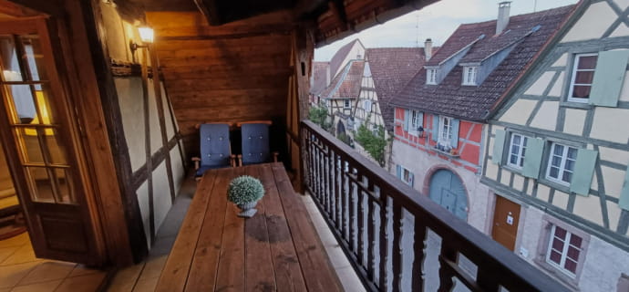 Un balcon sur les toits situé sur la route des vins d'Alsace à proximité de Riquewihr, Bergheim et des plus beaux marchés de Noël