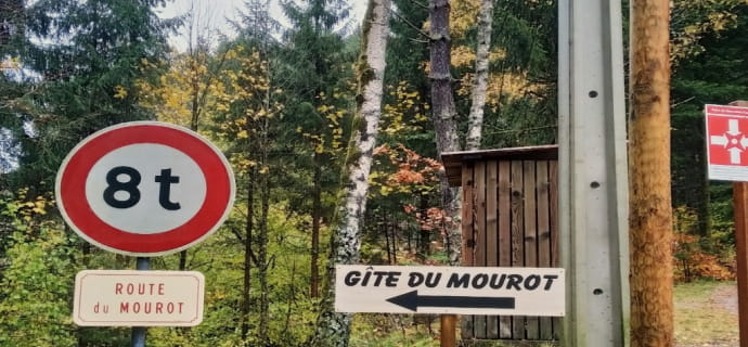 Gite du Mourot ACCES POUR PERSONNE A MOBILITE REDUITE. Au rez-de-chaussée d'une charmante maison renovée avec terrasse, Alt 572 m, à 15 km de Gérardmer. 