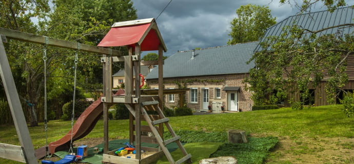 Le Cottage Abel, gîte familial avec cheminée dans les Ardennes - jeux pour enfants extérieurs