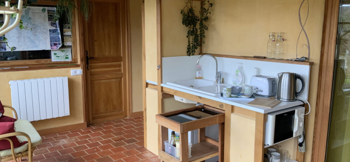Zona cucina con lavello, frigorifero, piano cottura, microonde, bollitore