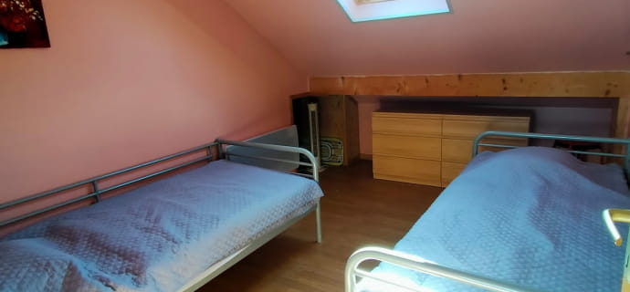 room with 2 single beds