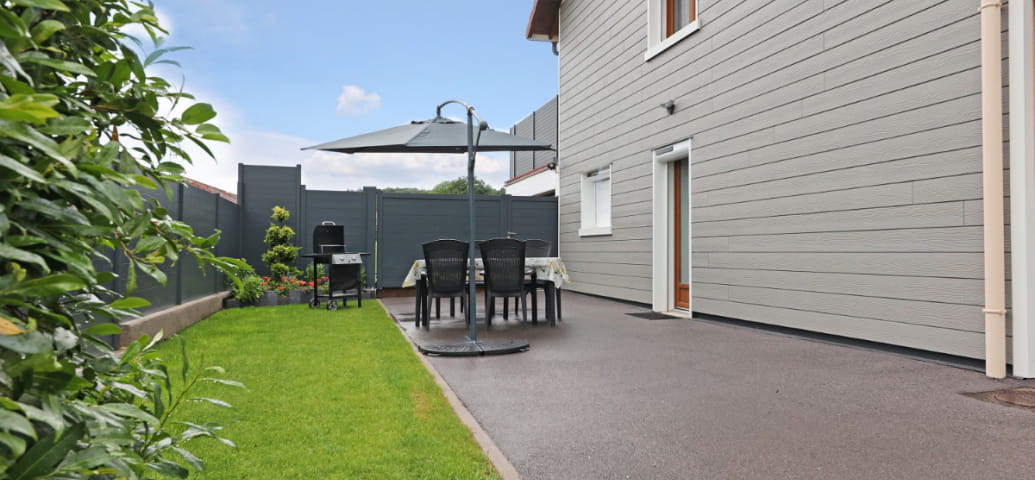 Außenbereich mit Gartenmöbeln und Grill - Wohnung RDC Aumontzey
