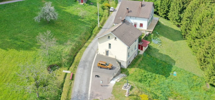 Gite du Mourot ACCES POUR PERSONNE A MOBILITE REDUITE. Au rez-de-chaussée d'une charmante maison renovée avec terrasse, Alt 572 m, à 15 km de Gérardmer. 
