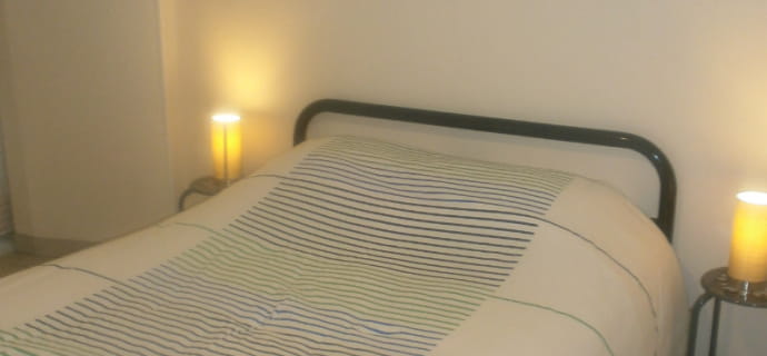 Schlafbereich mit einem Doppelbett