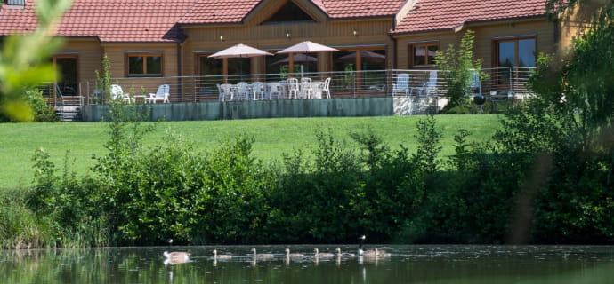 Gîte des Etangs de Bairon, chalet de charme dans un parc arboré avec ses 3 étangs