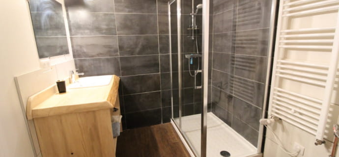 En-suite badkamer met douche - Chambre Chanterelle op de boerderij sous les Hiez in Cornimont