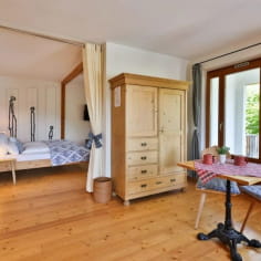 Suite de Laurine bed and breakfast located in a manor house at the foot of hiking trails with an incredible view.