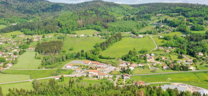 Gîte du Mourot : situé dans les Hautes Vosges, superbe appartement à l'étage d'une maison entièrement rénovée avec vue imprenable sur la vallée à 15 km de Gérardmer.