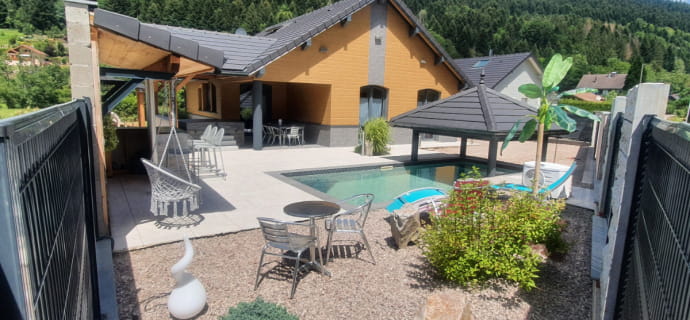 All inclusive 10 min from GERARDMER, Magnificent private, enclosed chalet, heated pool, spa, cinema room. 