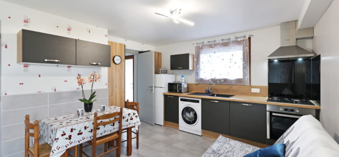 Kitchen opening onto living room - Appartement RDC Aumontzey