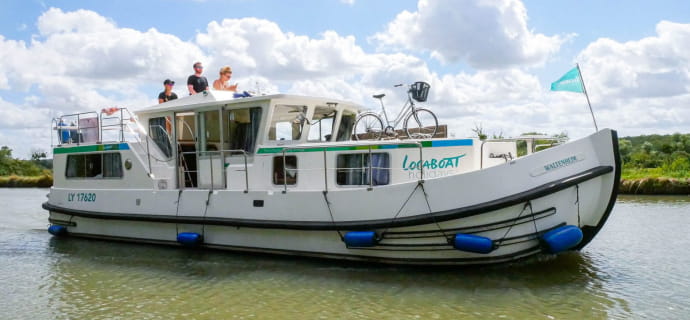 Rent a houseboat without a license with Locaboat Holidays