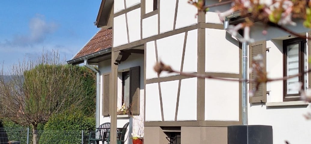 Maison individuelle 8 personnes de 120m² située à côté de Colmar et sur la route des vins d'Alsace, espace extérieur et place de parking