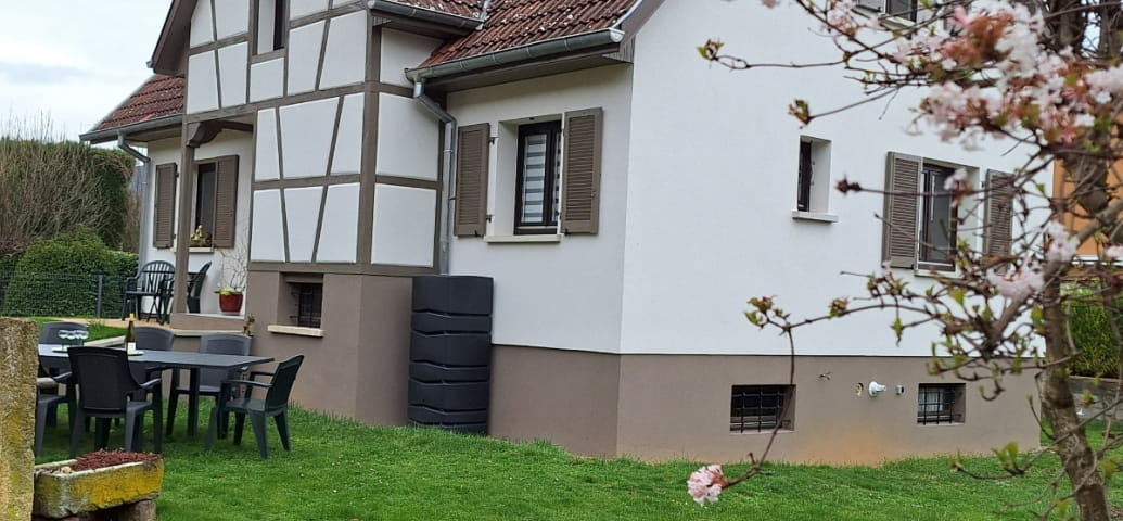 Vrijstaand huis voor 8 personen, 120m², gelegen bij Colmar aan de wijnroute van de Elzas, buitenruimte en parkeerplaats.