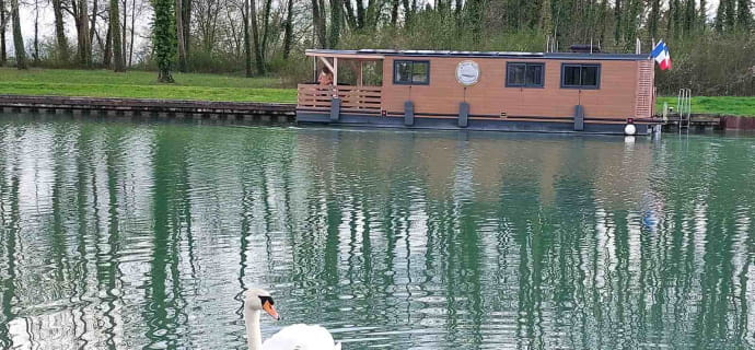 Parking the House Boat in Aÿ-Champagne, with a swan nearby