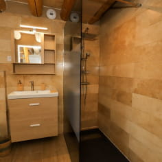 Doucheruimte met Italiaanse douche en wc - Esprit Cabane kamer - L'Hôtel Enfoncée Chambres et Table d'hôtes Le Val d'Ajol