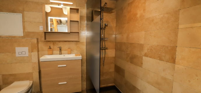 Salle d'eau avec douche italienne et wc - Chambre Esprit Cabane - L'Hôtel Enfoncée Chambres et Table d'hôtes Le Val d'Ajol