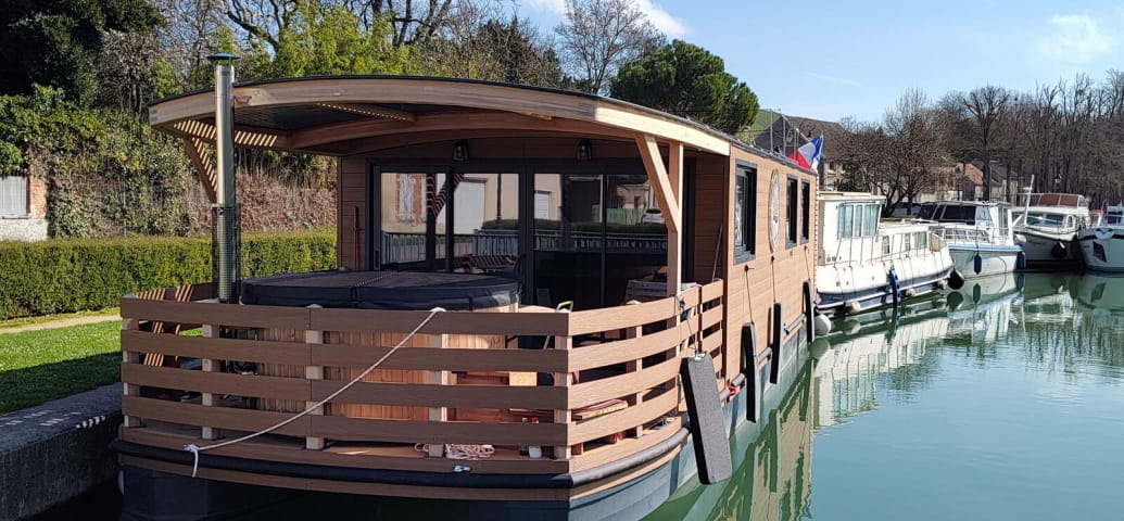 Starboard view of the House Boat