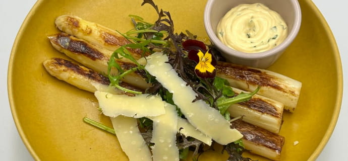 Karamellisierter weißer Spargel, Gourmet-Tartarsauce, Kräutersalat und Späne von 30 Monate altem Comté-Käse aus der Käserei MONS 